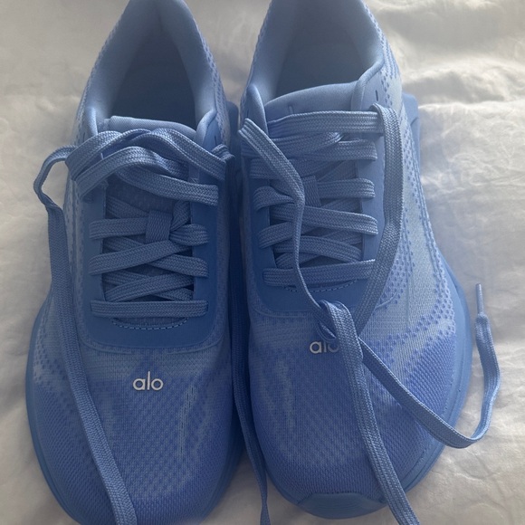 ALO Yoga Blue Women's Sneakers brand new - Picture 2 of 5
